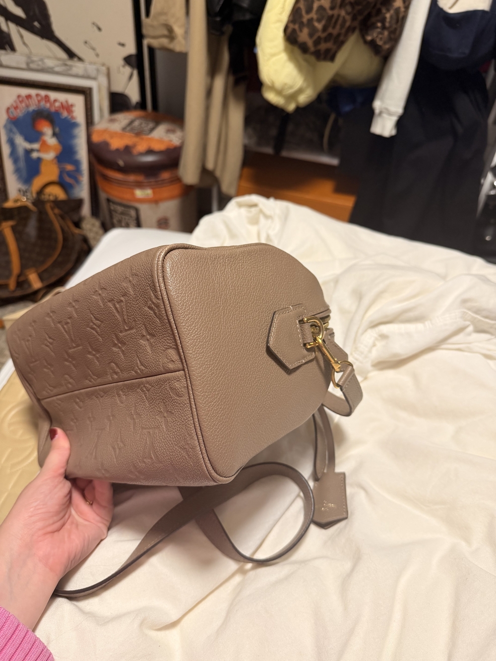 Louis Vuitton Empreinte Speedy 25 Bandoulière in Turtledove - Picture 8 of 9